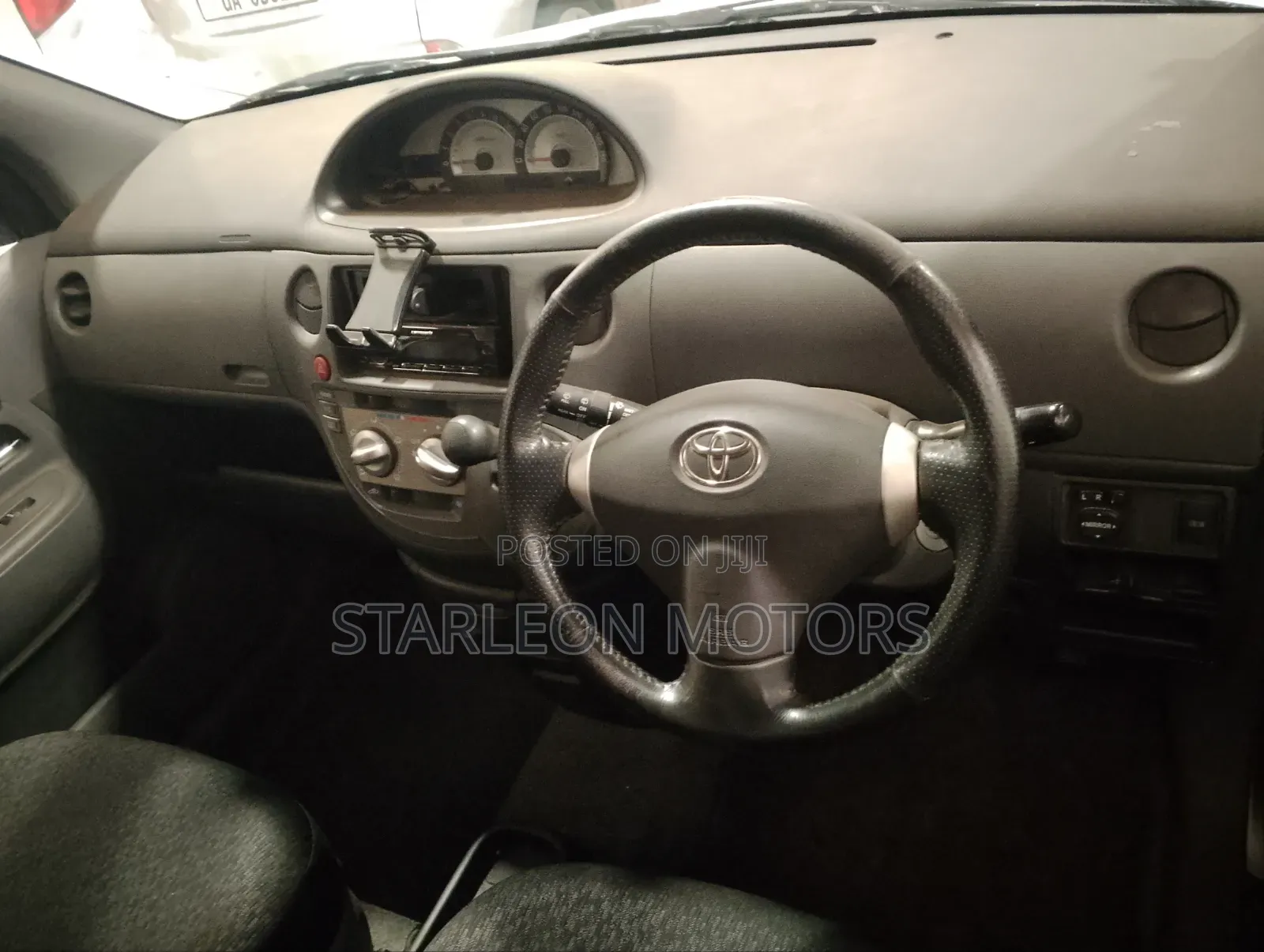 Toyota Sienta 2012 Silver