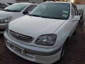 Toyota Raum 2000 Off white