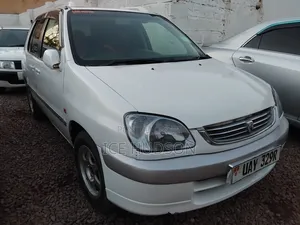 Toyota Raum 2000 Off white
