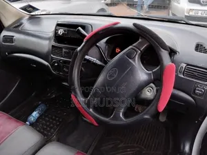Toyota Raum 2000 Off white