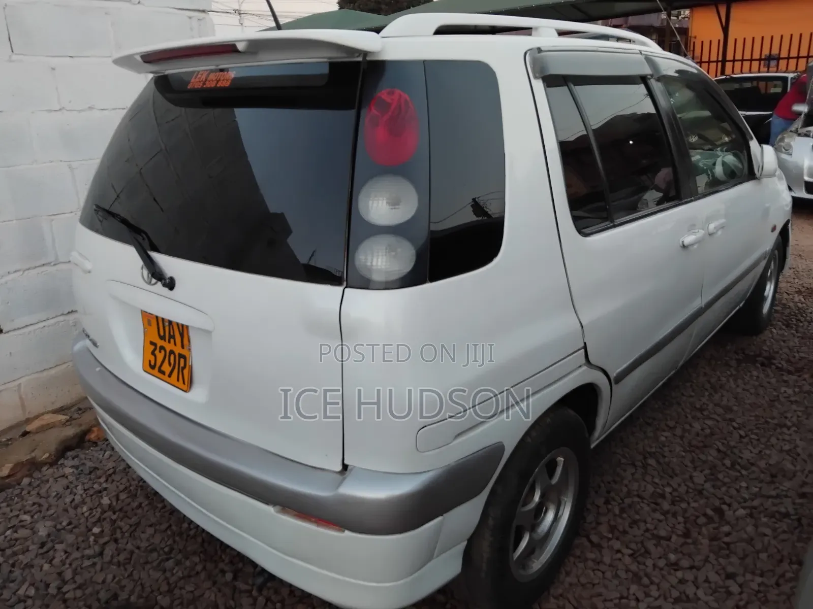 Toyota Raum 2000 Off white