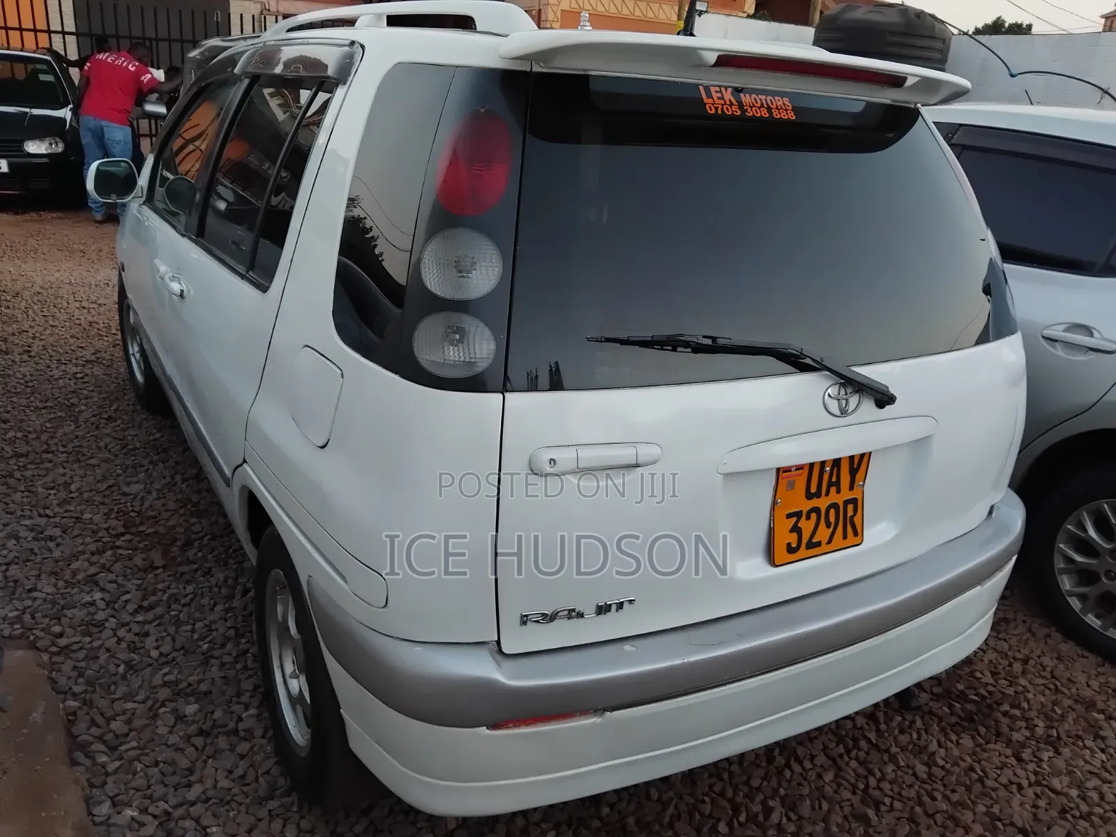 Toyota Raum 2000 Off white