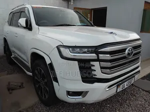Toyota Land Cruiser 2017 White