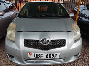 Toyota Vitz 2010 Silver