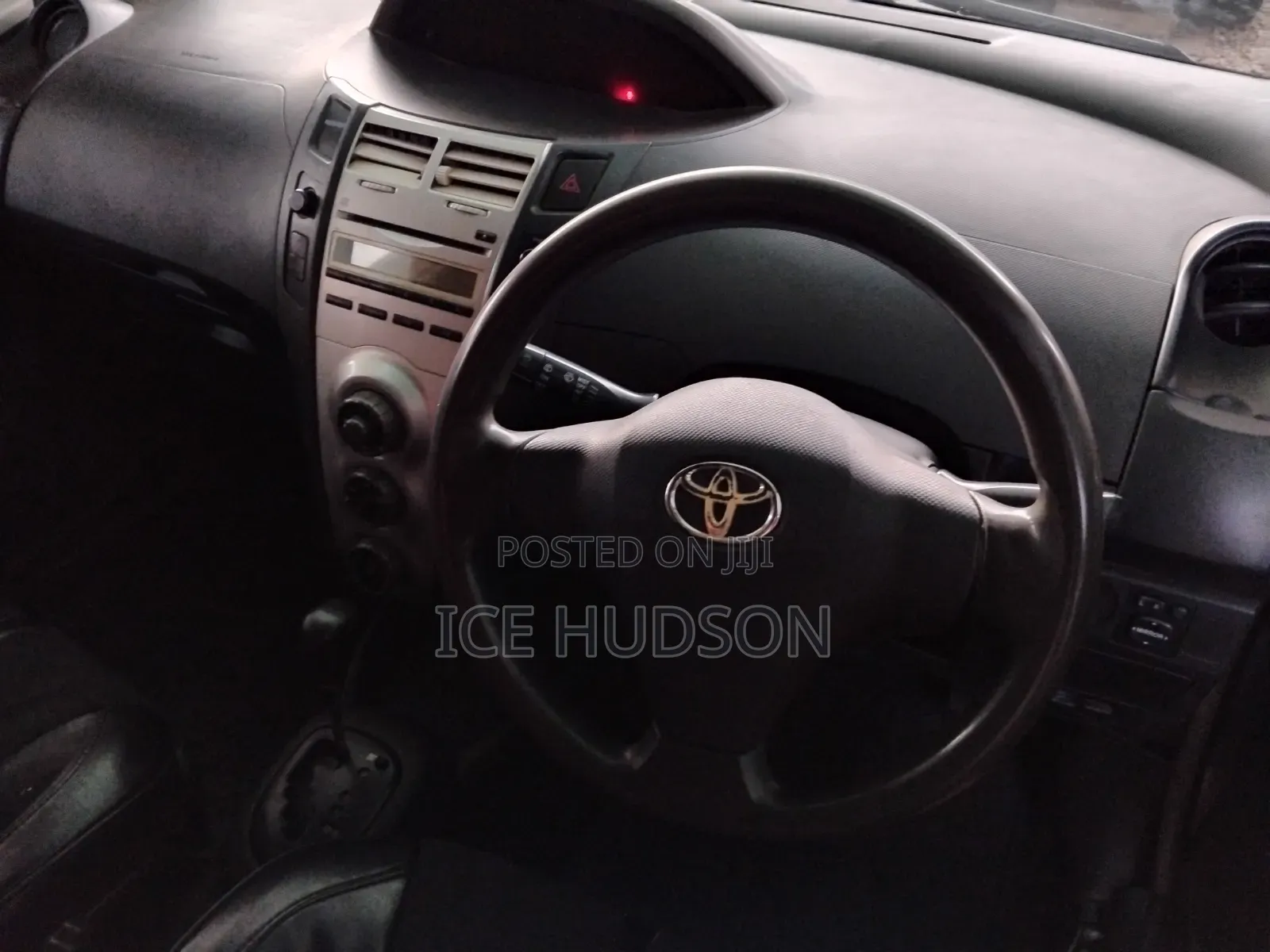 Toyota Vitz 2010 Silver