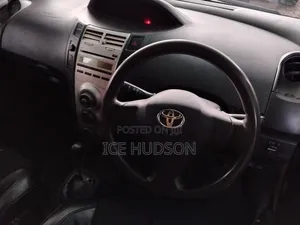 Toyota Vitz 2010 Silver