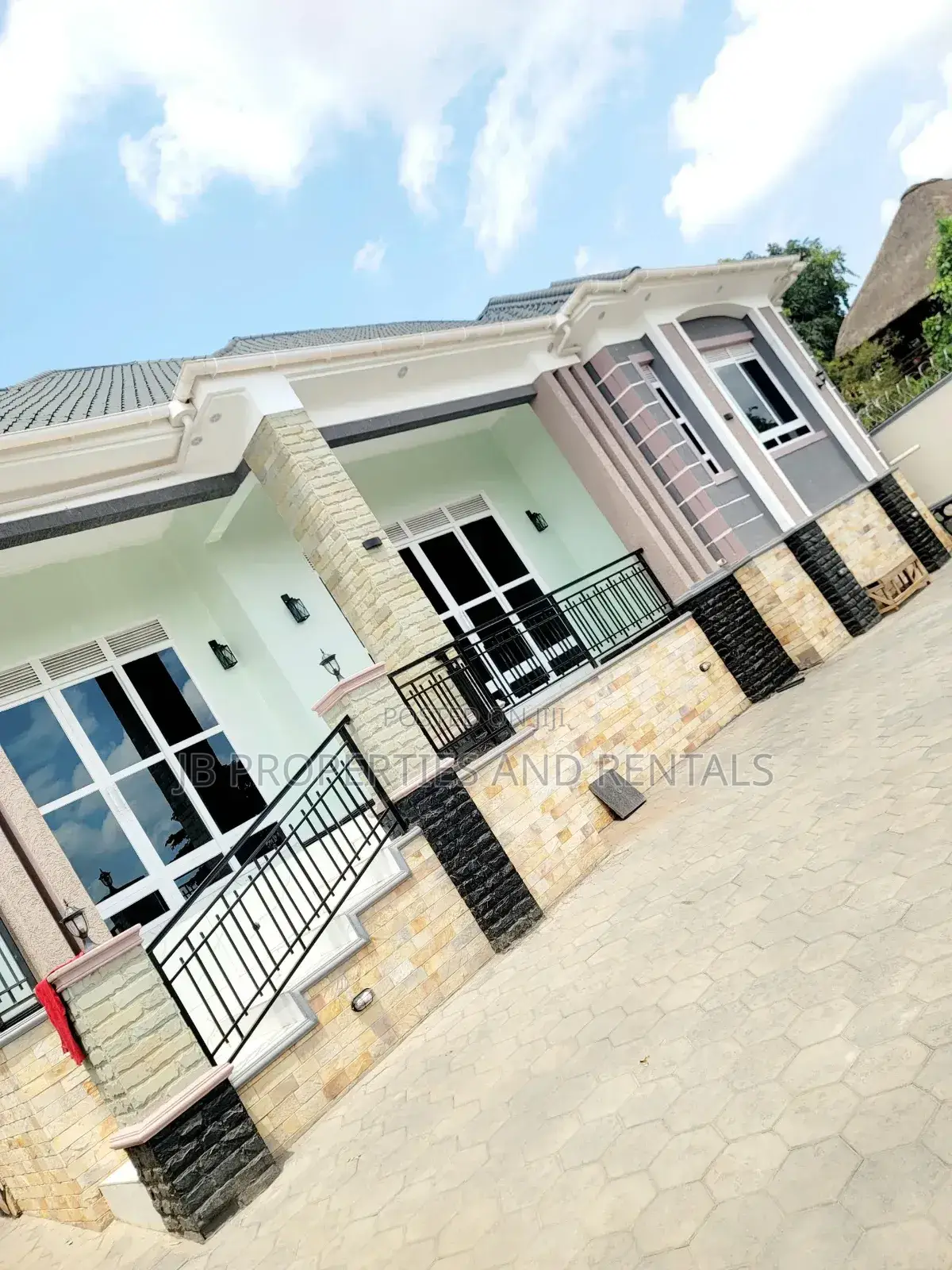 Furnished 6bdrm House in Home House, Katabi for sale