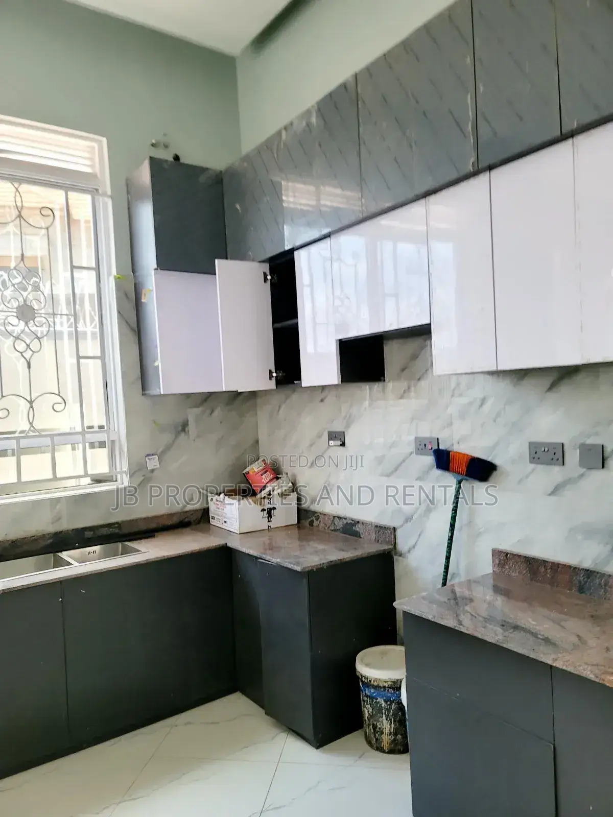 Furnished 6bdrm House in Home House, Katabi for sale