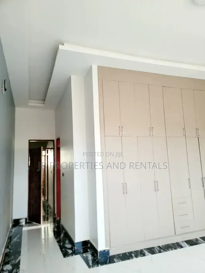 Furnished 6bdrm House in Home House, Katabi for sale