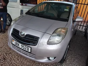 Toyota Vitz 2011 Silver