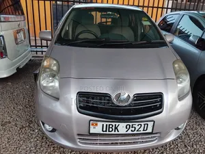 Toyota Vitz 2011 Silver