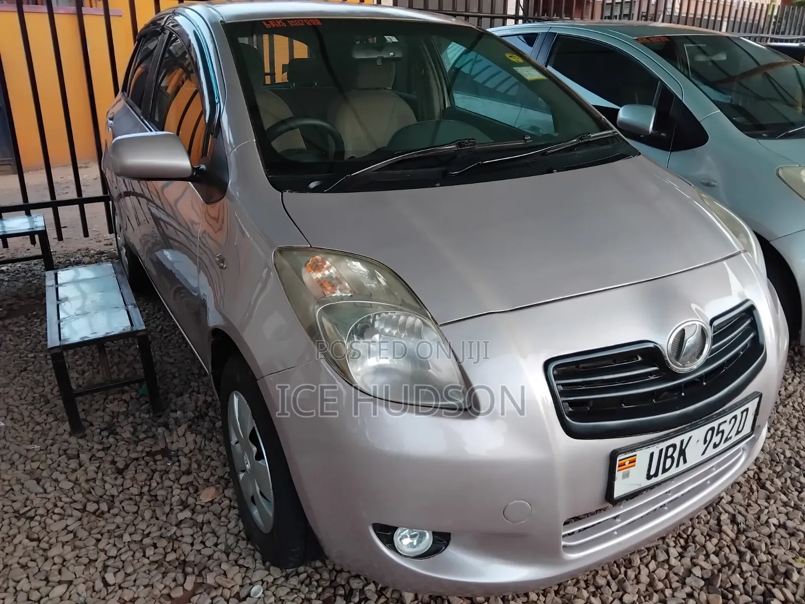 Toyota Vitz 2011 Silver