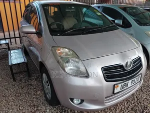 Toyota Vitz 2011 Silver