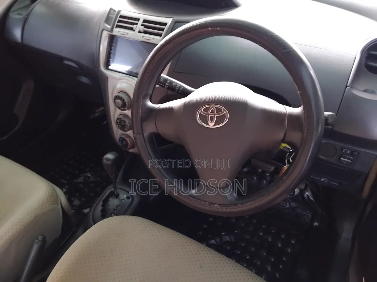 Toyota Vitz 2011 Silver
