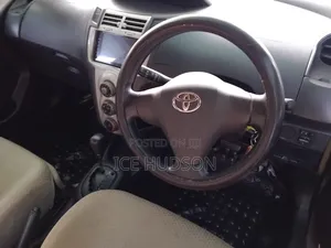 Toyota Vitz 2011 Silver