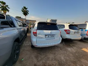 Toyota Vanguard 2012 White
