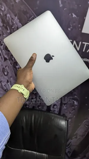 Laptop Apple MacBook Pro 2022 M2 8GB Apple M2 SSD 512GB