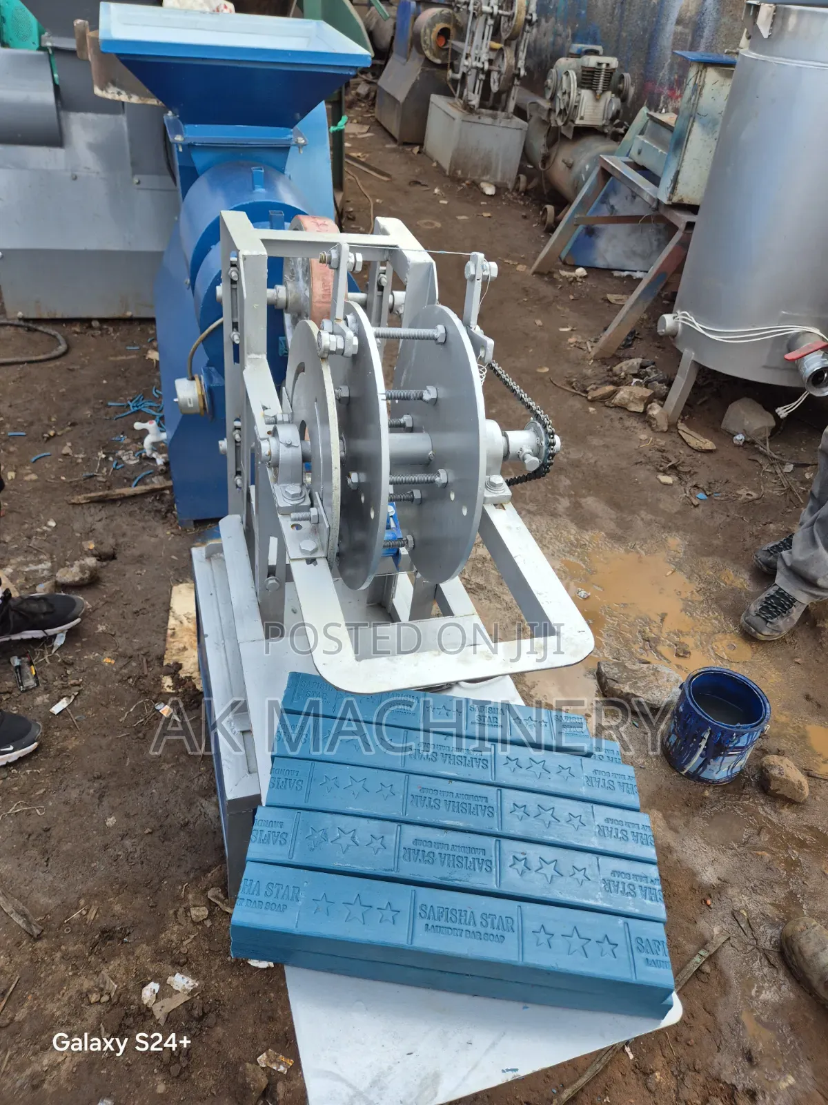 Bbarsoap Plodder Machine With an Automatic Cutter.