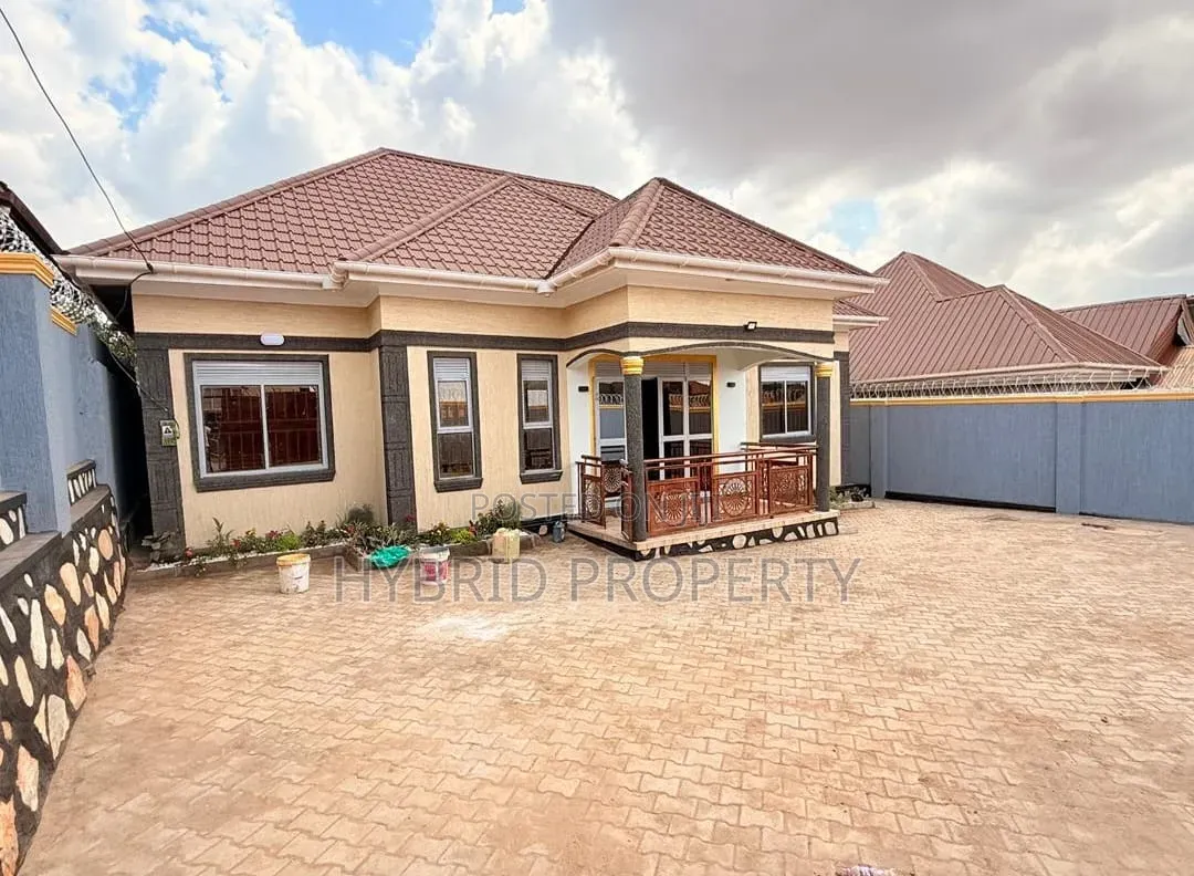 4bdrm House in Nansana Along Hoima for sale