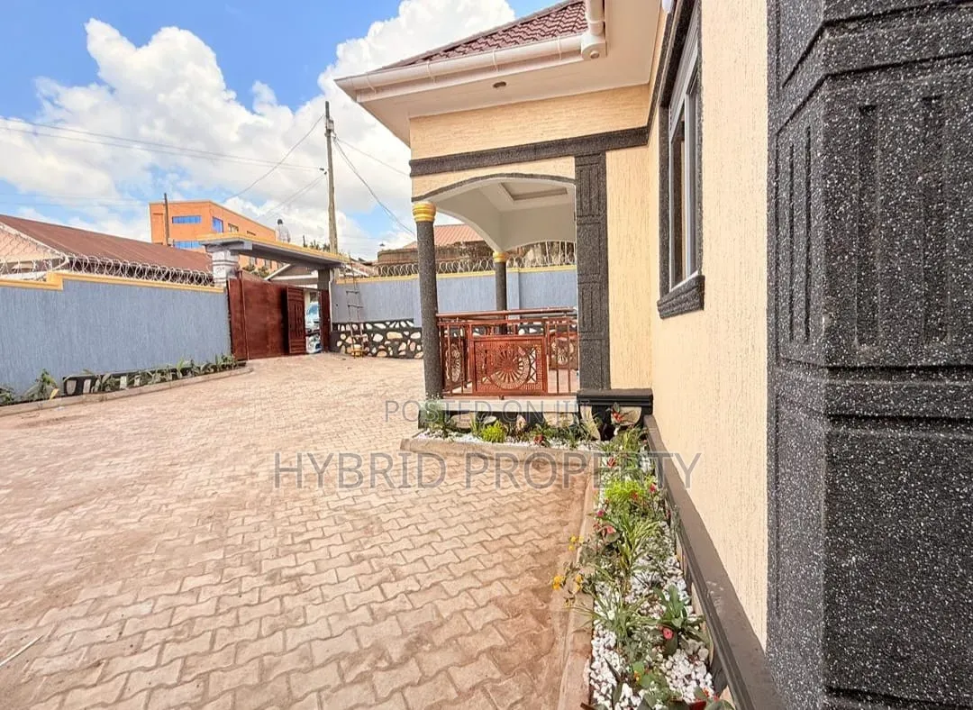 4bdrm House in Nansana Along Hoima for sale