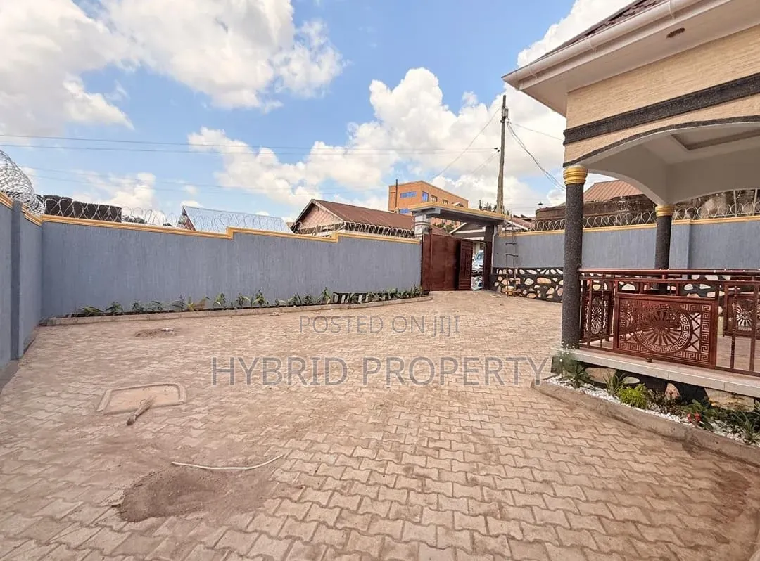 4bdrm House in Nansana Along Hoima for sale