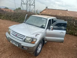 Mitsubishi Pajero 2000 Silver