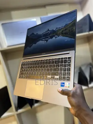 Laptop Samsung Galaxy Book4 16GB Intel Core i5 SSD 512GB