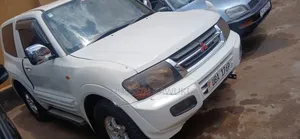 Mitsubishi Pajero 2000 White