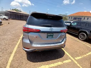 Toyota Fortuner 2021 Silver
