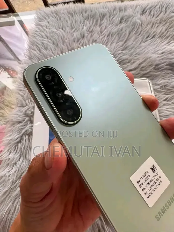 New Samsung Galaxy A17 5G 256 GB Green