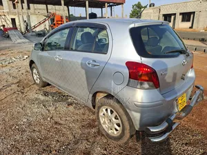 Toyota Vitz 2009 Silver