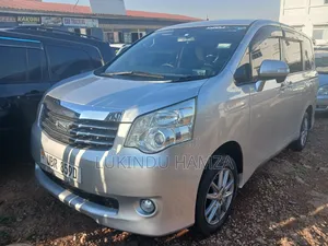 Toyota Noah 2010 Silver