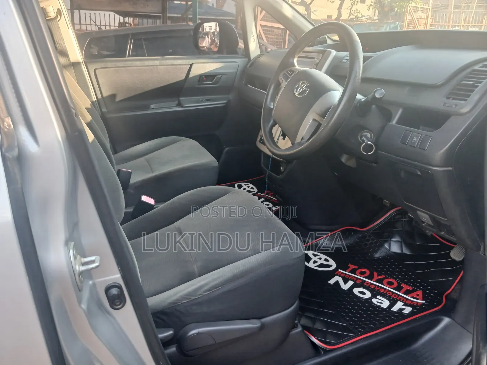 Toyota Noah 2010 Silver
