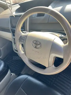 Toyota Noah 2.0 158hp AWD (8 Seater) 2013 White