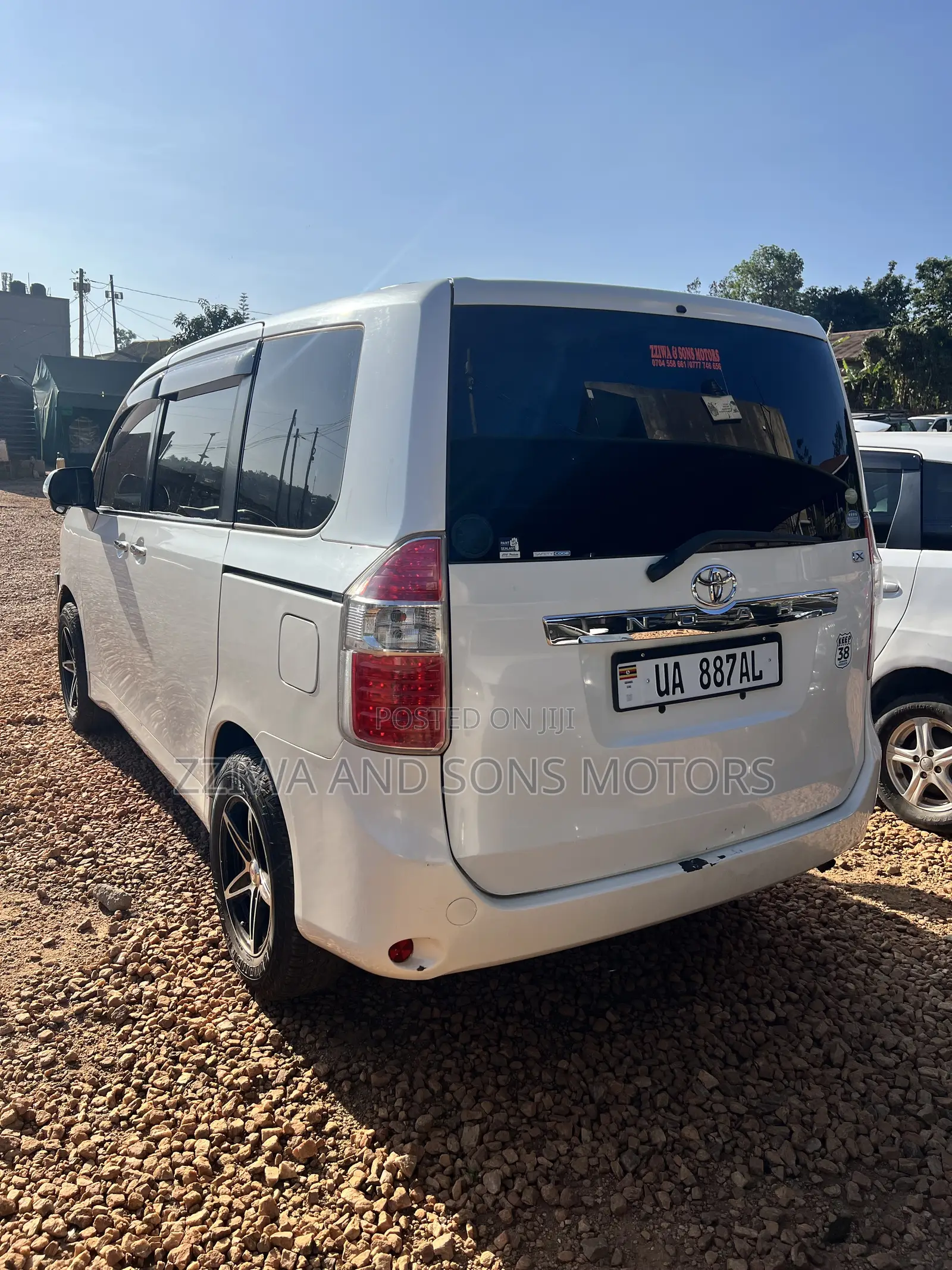 Toyota Noah 2.0 158hp AWD (8 Seater) 2013 White