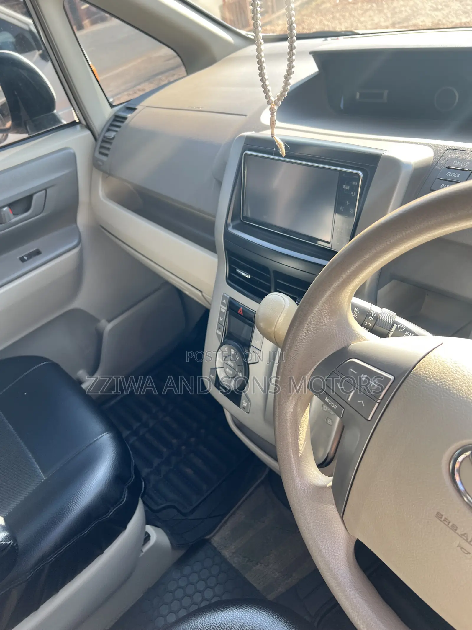 Toyota Noah 2.0 158hp AWD (8 Seater) 2013 White