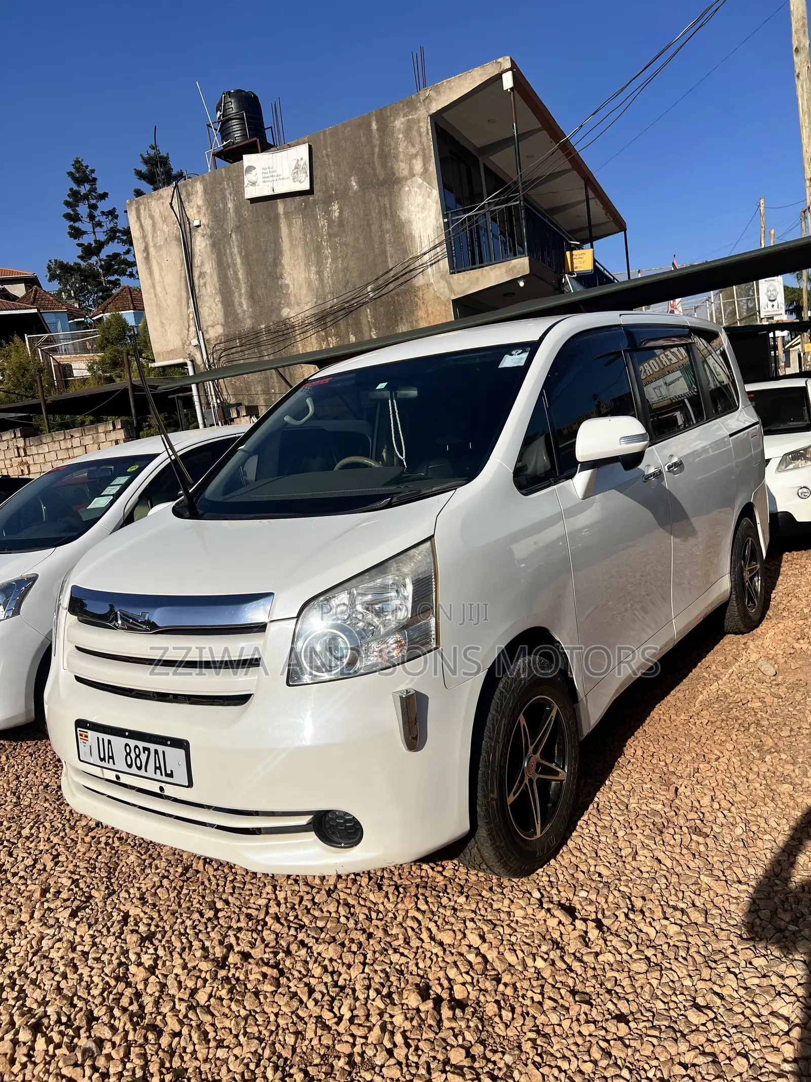 Toyota Noah 2.0 158hp AWD (8 Seater) 2013 White