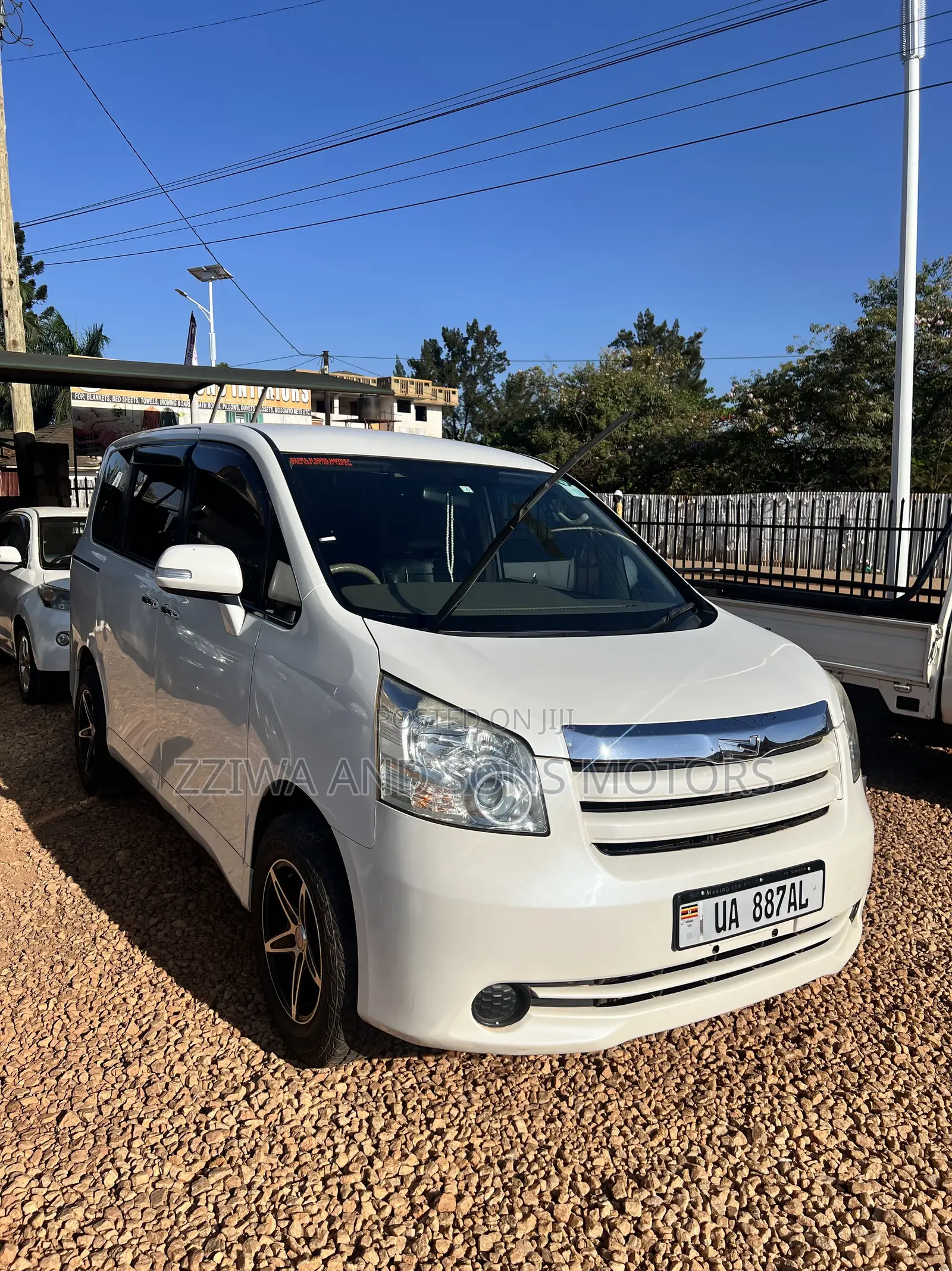 Toyota Noah 2.0 158hp AWD (8 Seater) 2013 White