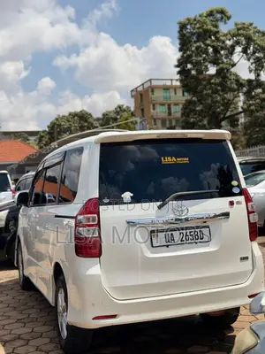 Toyota Noah 2.0 143hp AWD (8 Seater) 2011 White