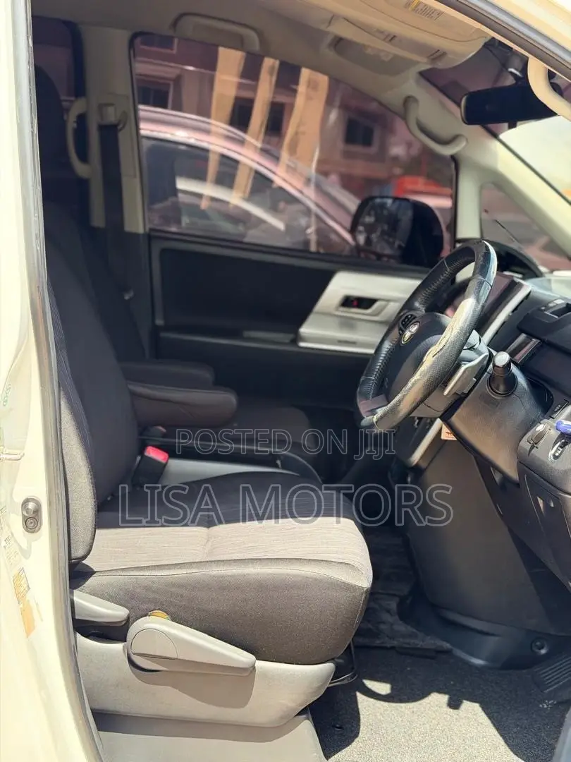 Toyota Noah 2.0 143hp AWD (8 Seater) 2011 White