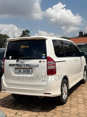Toyota Noah 2.0 143hp AWD (8 Seater) 2011 White