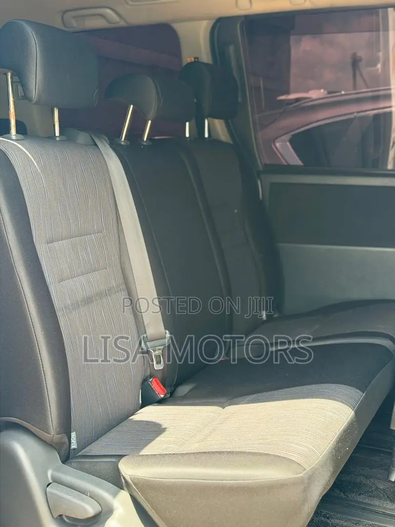 Toyota Noah 2.0 143hp AWD (8 Seater) 2011 White