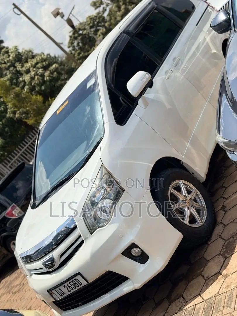 Toyota Noah 2.0 143hp AWD (8 Seater) 2011 White
