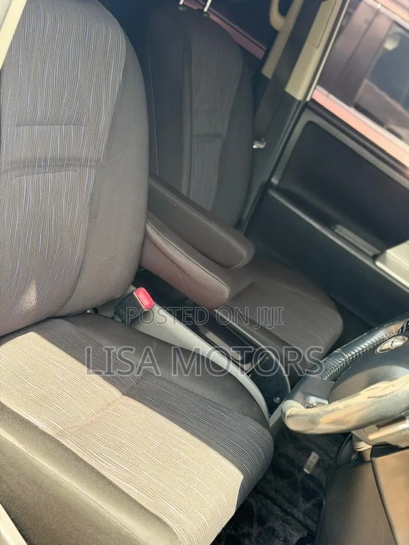 Toyota Noah 2.0 143hp AWD (8 Seater) 2011 White