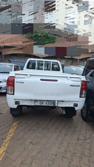 Toyota Hilux 2022 White