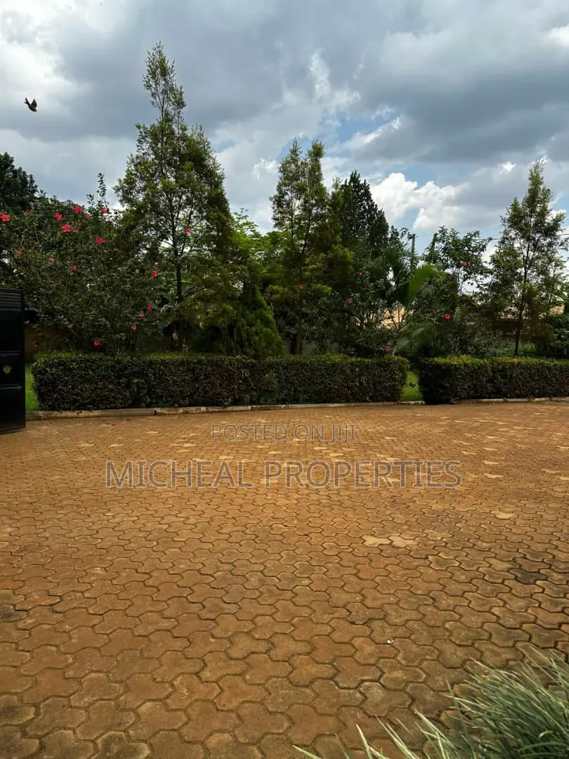 5bdrm House in Matuga Bombo Rd 280M, Kawempe for sale