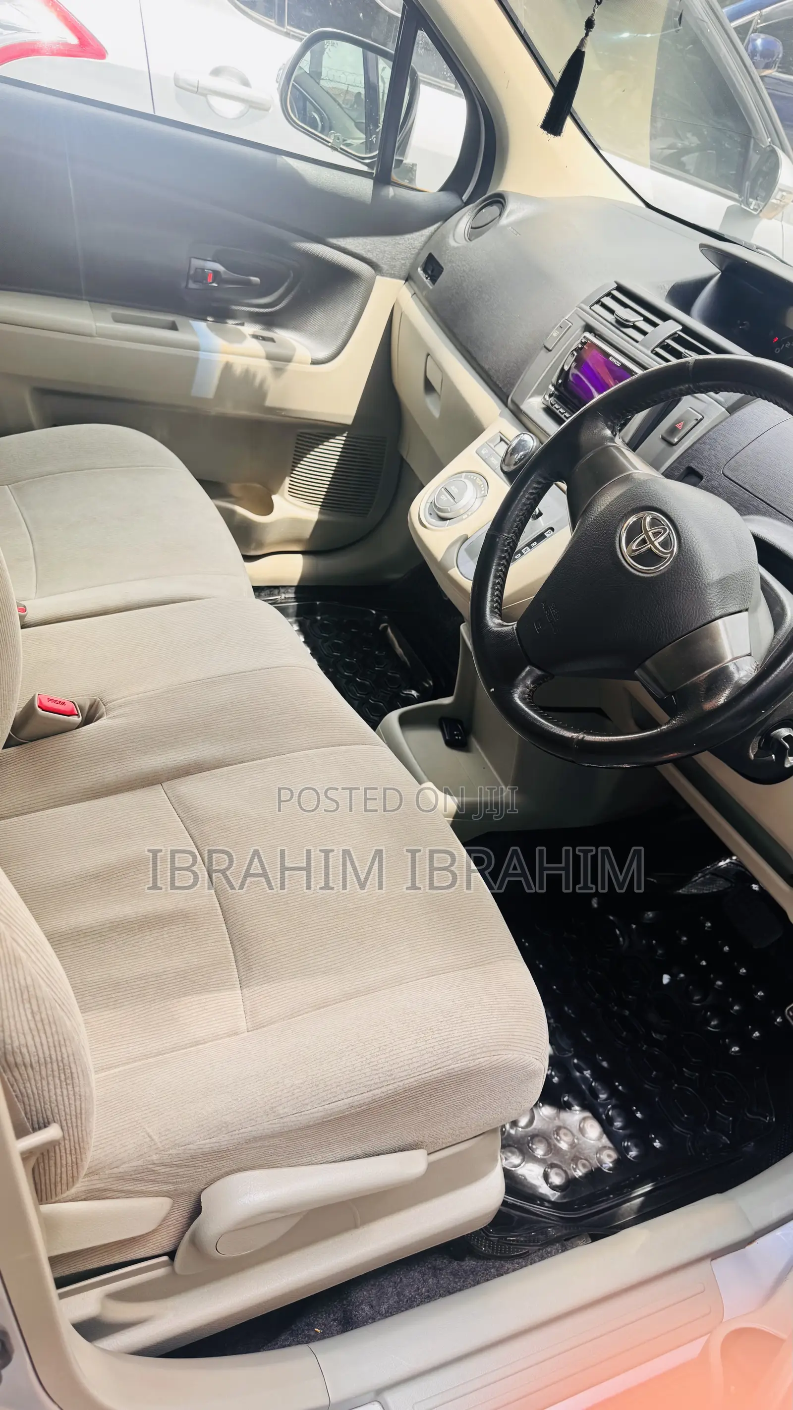Toyota Passo Sette 2010 Silver