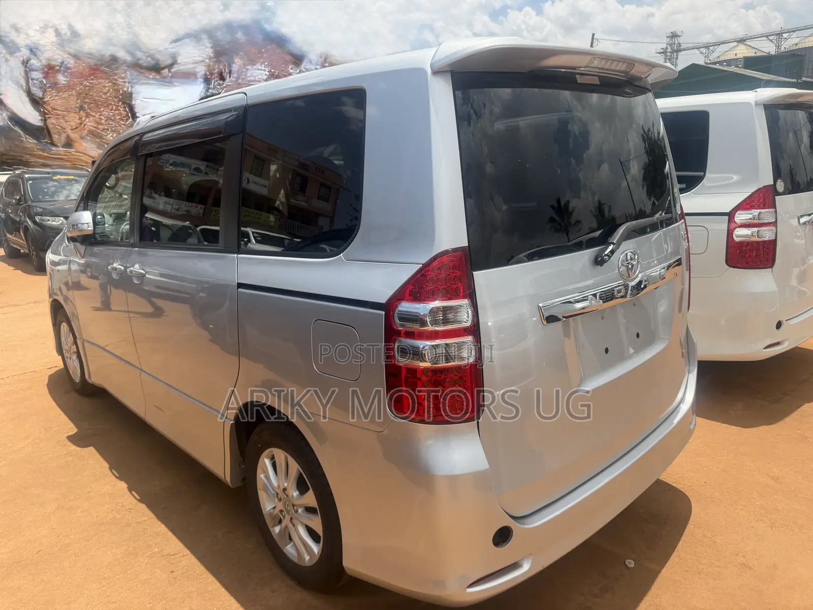 Toyota Noah 2.0 143hp AWD (7 Seater) 2011 Silver