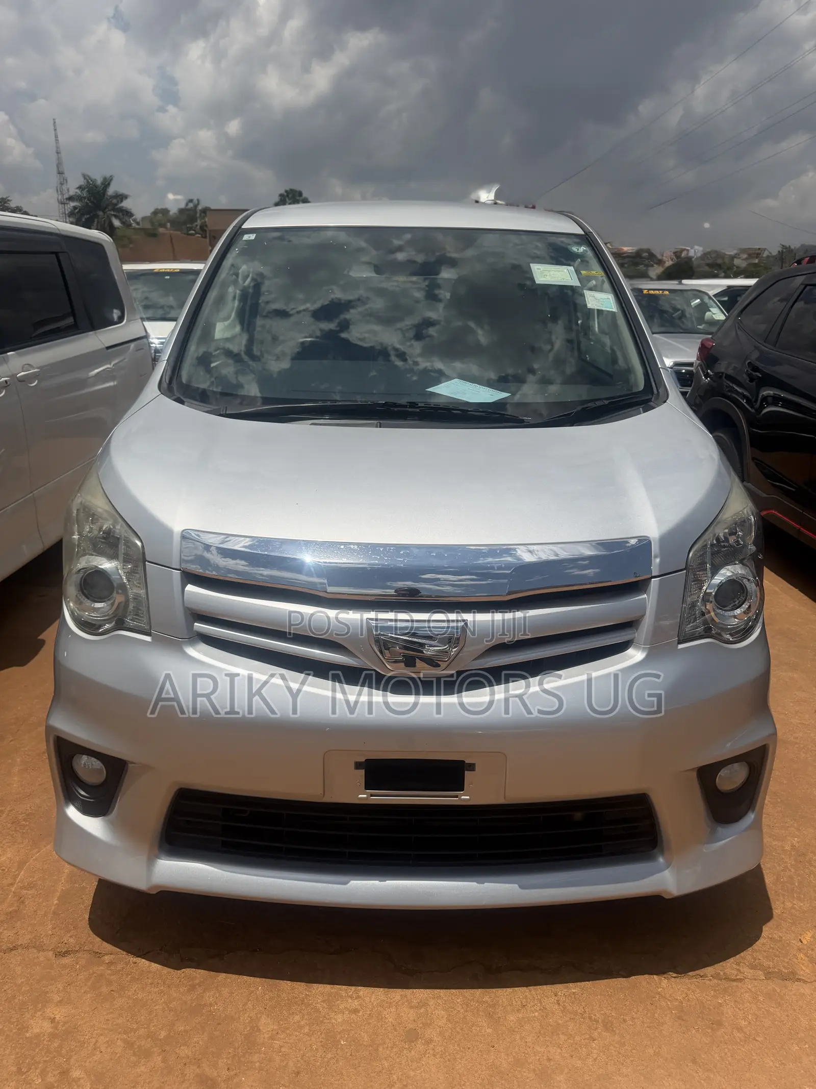 Toyota Noah 2.0 143hp AWD (7 Seater) 2011 Silver