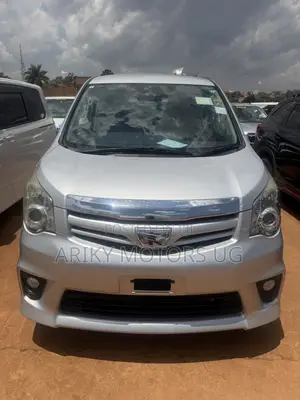 Toyota Noah 2.0 143hp AWD (7 Seater) 2011 Silver